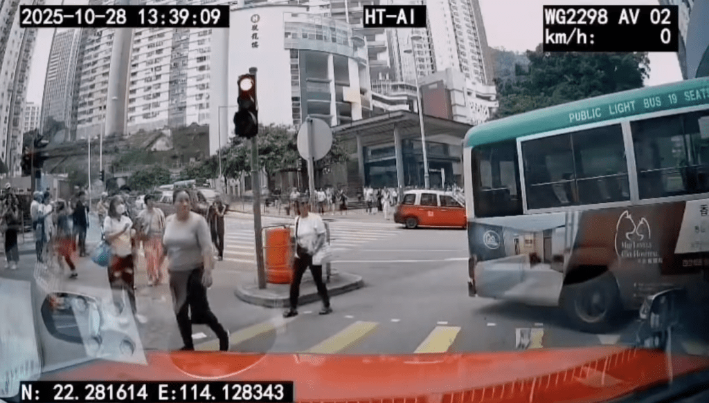 事故馬上引來途人圍觀。 事故馬上引來途人圍觀。