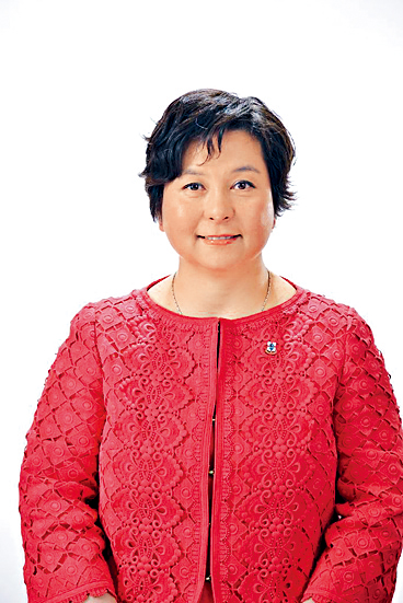 何超蕸曾任遼寧省政協常委、香港義工聯盟常務副主席。