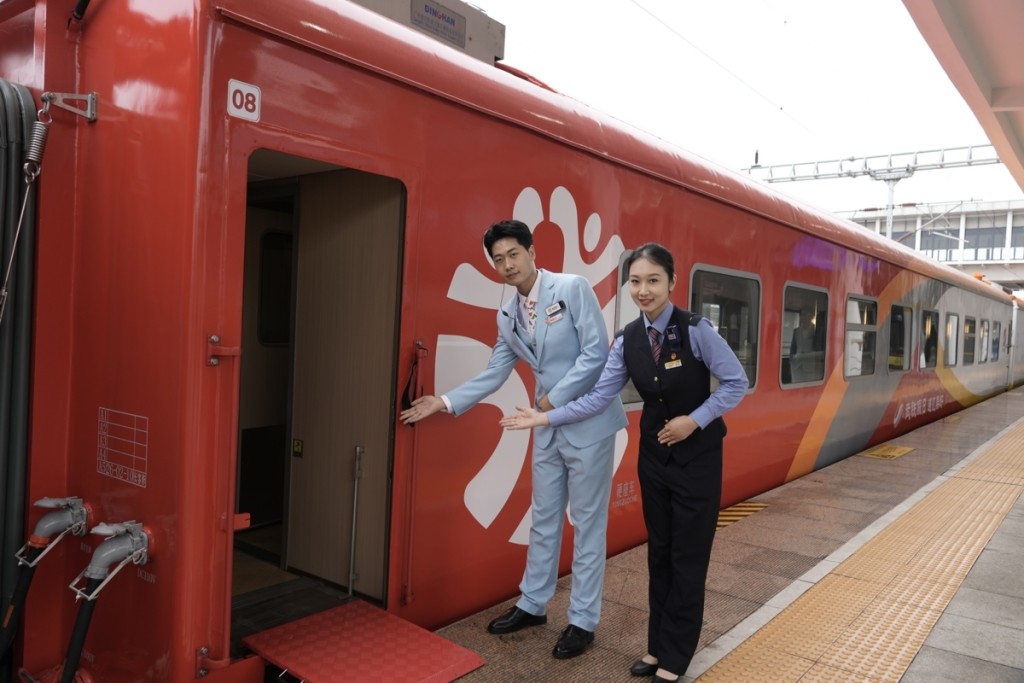 武汉铁路将老式绿皮火车“爆改”成5星级“舒适型旅游专列”。极目新闻