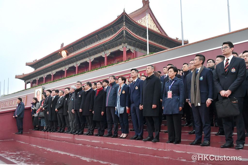 邓炳强今早带领纪律部队首长及人员在天安门观看升旗仪式。海关facebook图片
