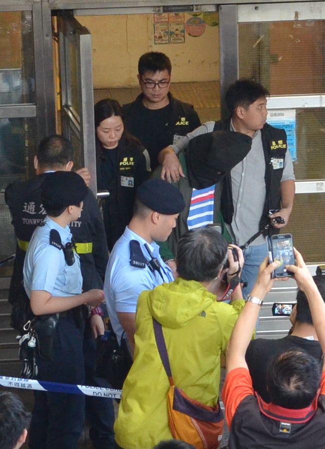 警員押疑犯重組案情