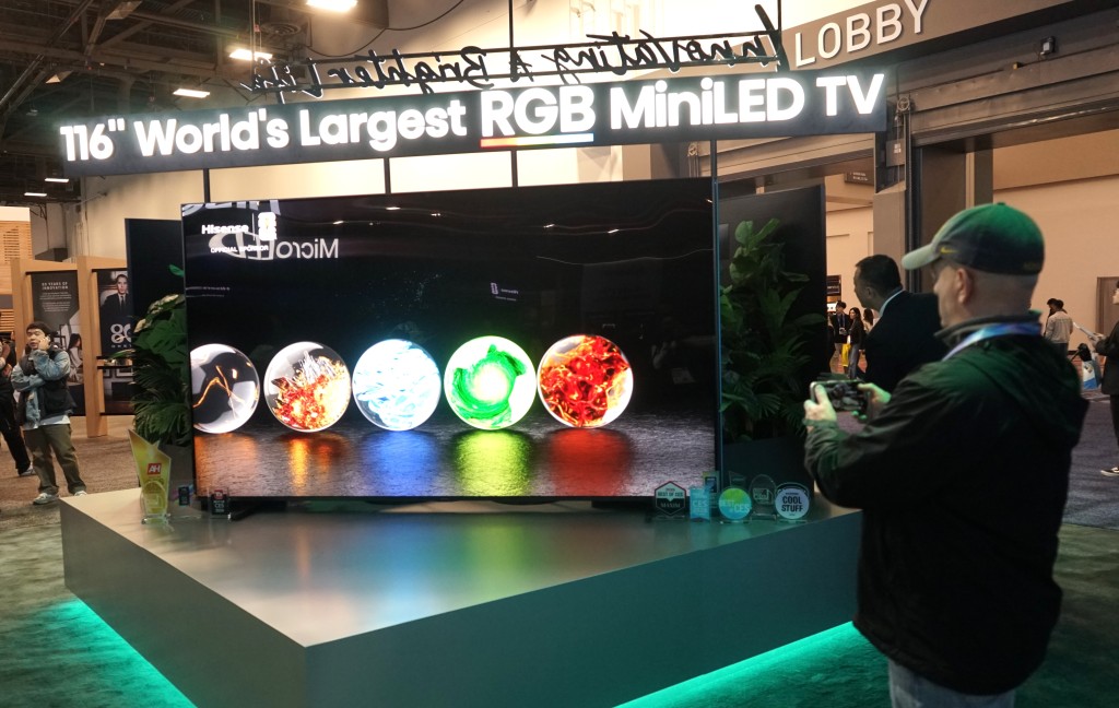 CES 2026，參觀者在海信展區觀看RGB-Mini LED大屏電視。 新華社