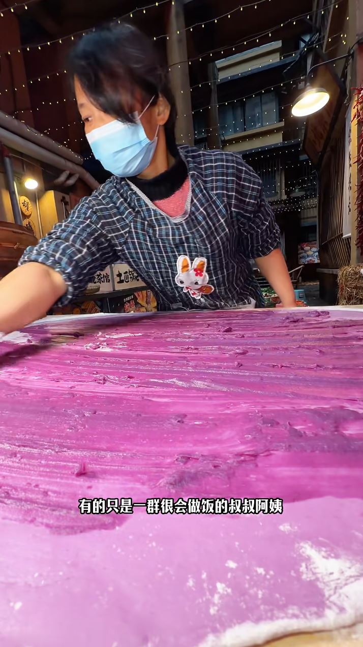 重庆有火锅店的备菜间被网民觉得漫画感十足，仿如《千与千寻》的画面。抖音