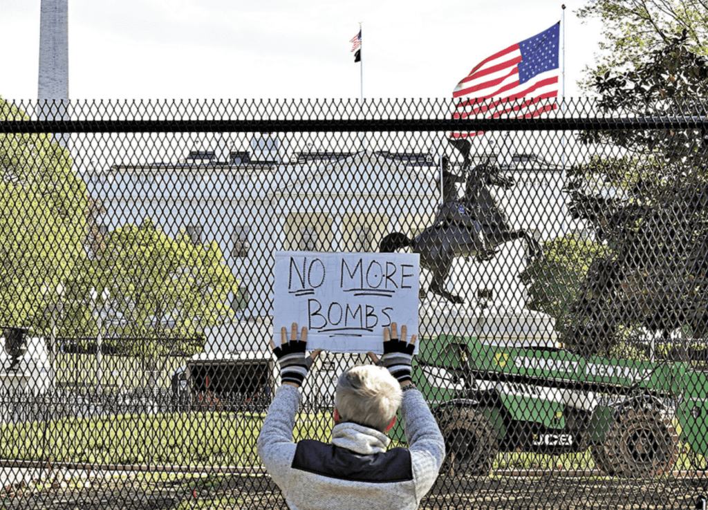 示威者在白宮前抗議。新華社 示威者在白宮前抗議。新華社