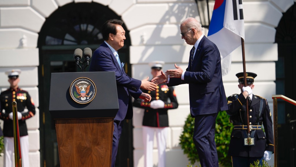 拜登和尹錫悅在白宮歡迎儀式上握手。美聯社