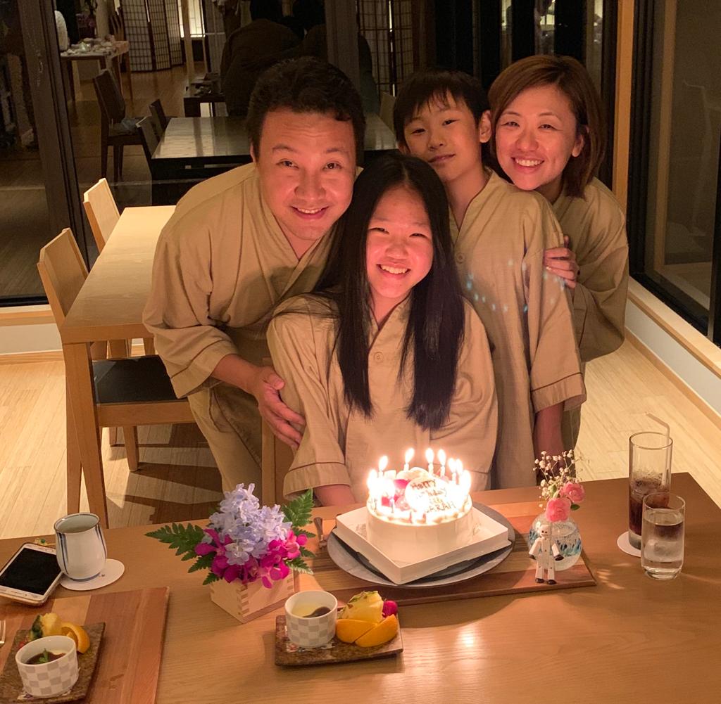 田承辉（左一）重视家庭生活，图为一家4口外游时为女儿庆祝生日。 受访者提供