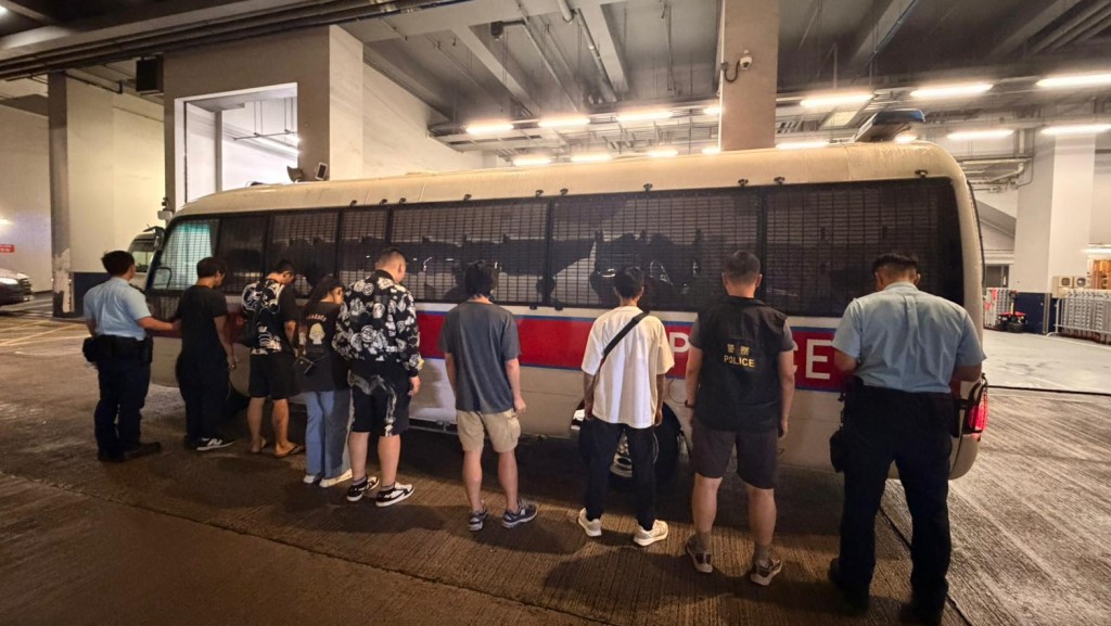 警油麻地工廈處理案件 揭單位為非法賭檔 拘捕6人。警方圖片