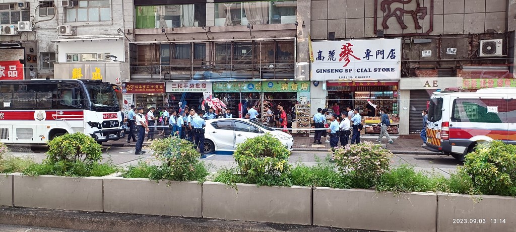 大批警员在场调查。fb：香港突发事故报料区及讨论区