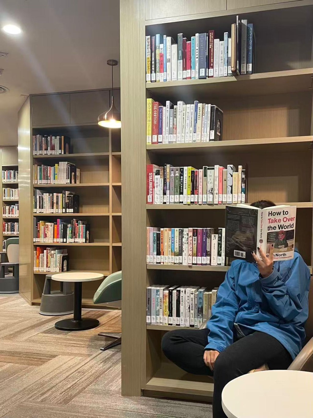 在兼职期间，她一般上午工作，下午看书、学习或是继续投递履历。