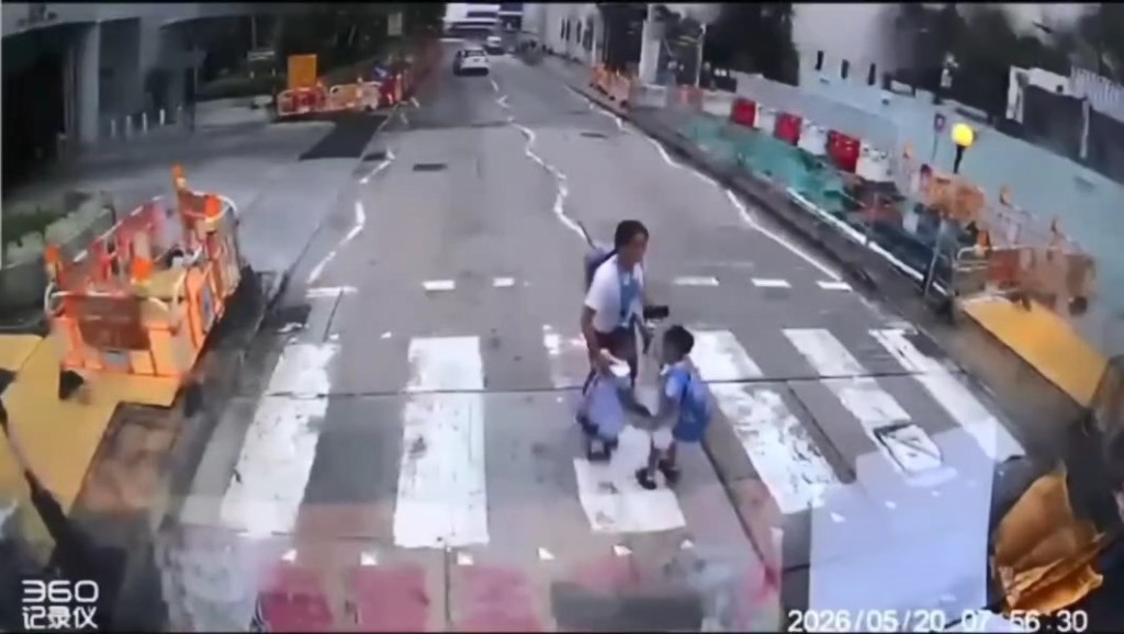 私家車駛離後,女傭才慢慢帶兩幼童過馬路。網上片段 私家車駛離後,女傭才慢慢帶兩幼童過馬路。網上片段