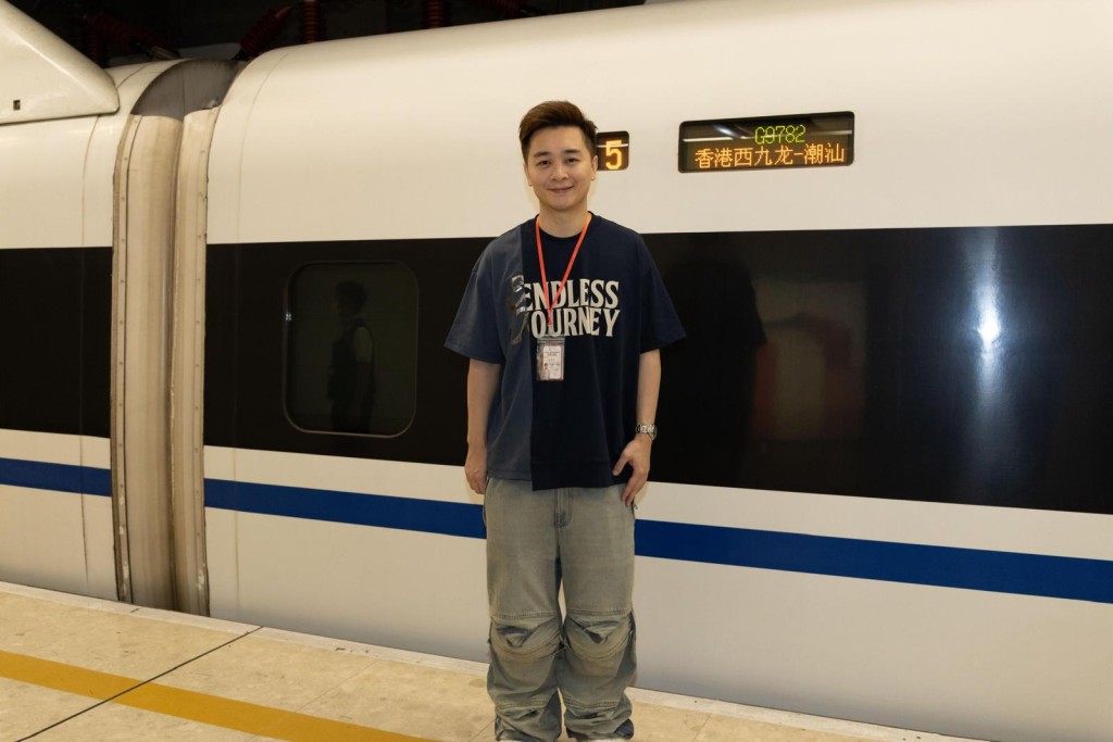 譚輝智成為第一位能夠在高鐵車廂播放歌曲的歌手。 譚輝智成為第一位能夠在高鐵車廂播放歌曲的歌手。