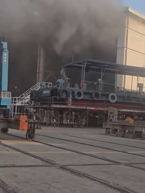 火警期間船塢黑煙衝天。FB：RadiantPanda849@車cam L（香港群組）