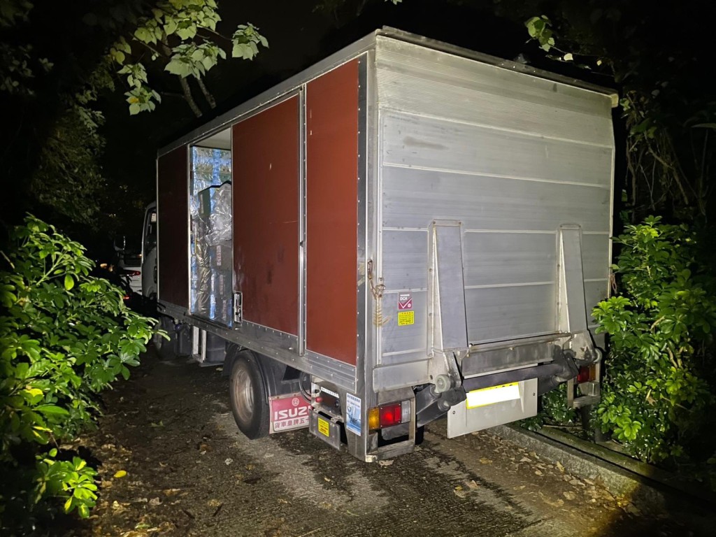 人員扣查有關涉案貨車。警方提供 人員扣查有關涉案貨車。警方提供