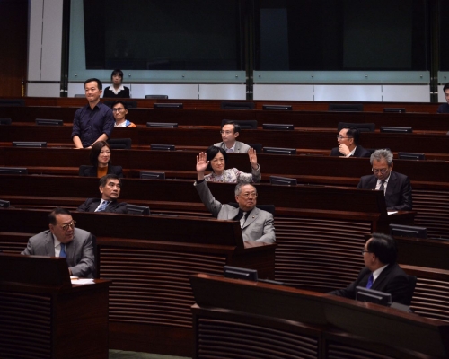 立法會通過施政報告致謝動議。