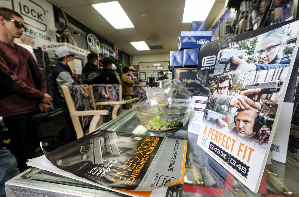 警方指，沒有廁紙還有其他代替品，例如雜誌。AP
