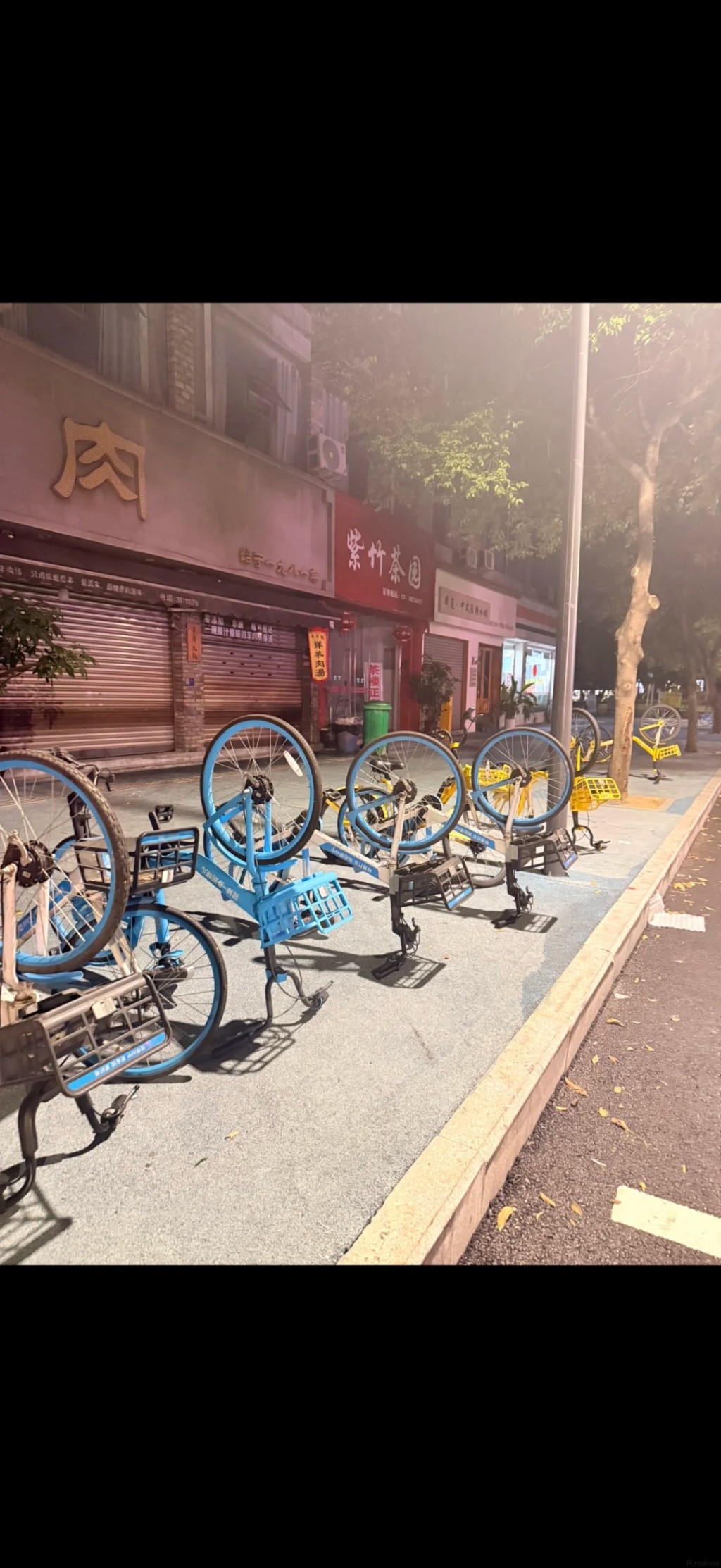 内地出现“无厘头”将共享电单车倒立的歪风，网民盲目争相仿傚。 小红书