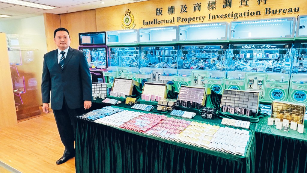 海關高級調查主任周凱文稱會化驗涉案物品,以了解當中是否存在對人體有害的物質。