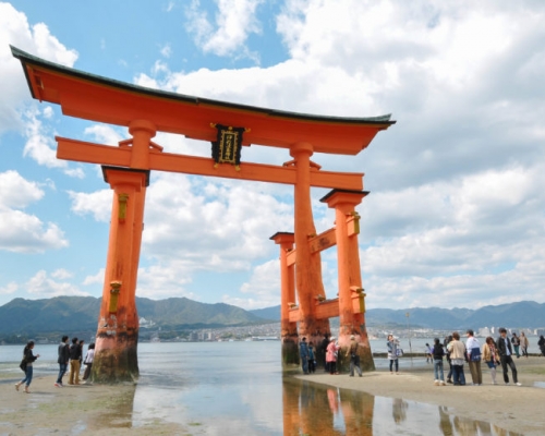 日本宮島的嚴島神社以海上大鳥居聞名國際。網上圖片