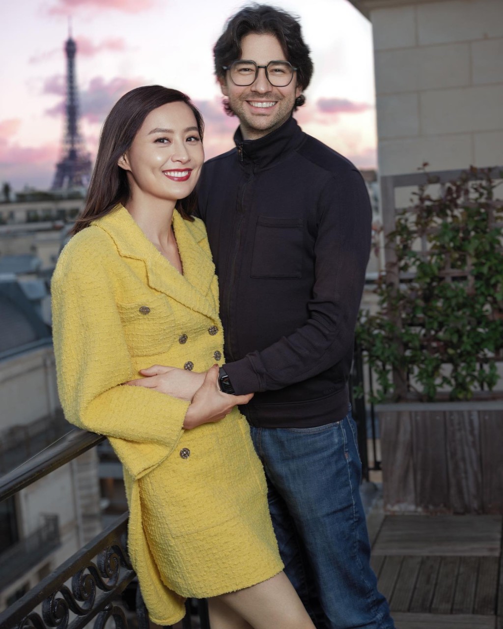 16年，陳法拉與男友Emmanuel Straschnov在法國結婚。