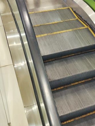 有昨日回應的網民認得涉事電梯位於坑口 一商場,指「呢條電梯10日晚上都停過, 頭先食飯前見停,食完又好返」、「近排 見過呢條電梯運作期間急停過兩次,冇人 受傷,估唔到今次炒埋」。fb「將軍澳主場」截圖 有昨日回應的網民認得涉事電梯位於坑口 一商場,指「呢條電梯10日晚上都停過, 頭先食飯前見停,食完又好返」、「近排 見過呢條電梯運作期間急停過兩次,冇人 受傷,估唔到今次炒埋」。fb「將軍澳主場」截圖