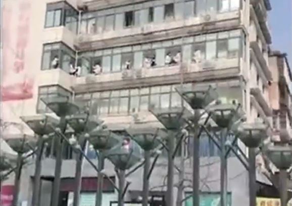 四川遂寧市中醫院十多醫護危坐窗邊維權。影片截圖