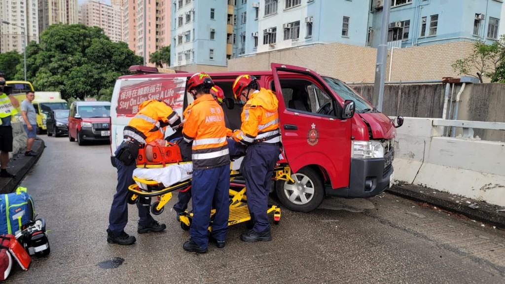 駕駛客貨車的消防員清醒送院治理。