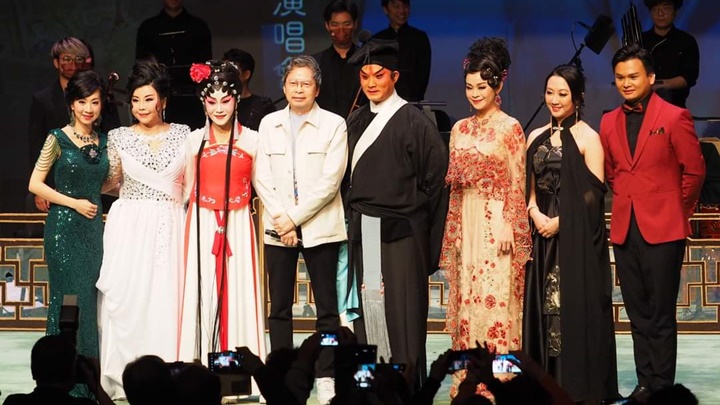 李秋元（右四）首開演唱會，大獲觀眾好評。