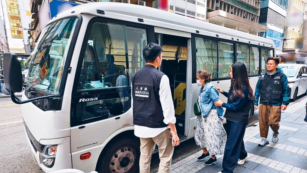 入境处人员拘捕怀疑非法劳工。