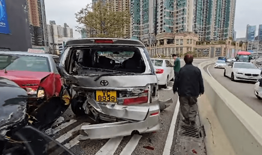 西九龍走廊發生4車相撞。網上圖片