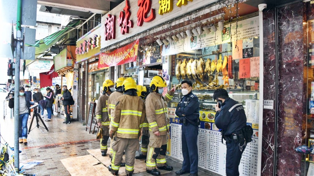 消防到場開喉將火救熄。