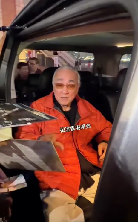盧海鵬無力應付粉絲的簽名要求。 盧海鵬無力應付粉絲的簽名要求。