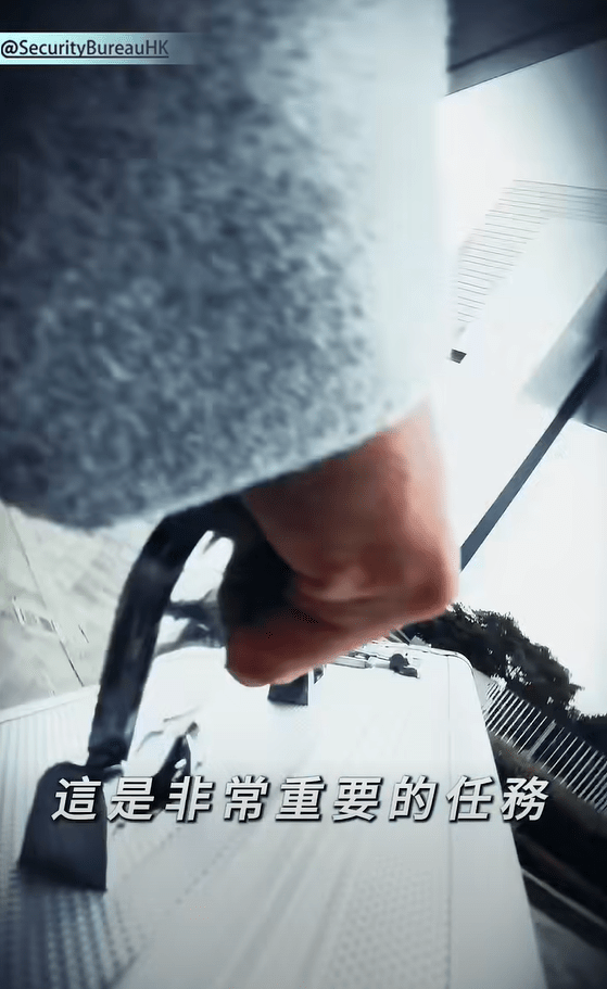 神祕人帶著重要文件前往金鐘政府總部。保安局影片截圖