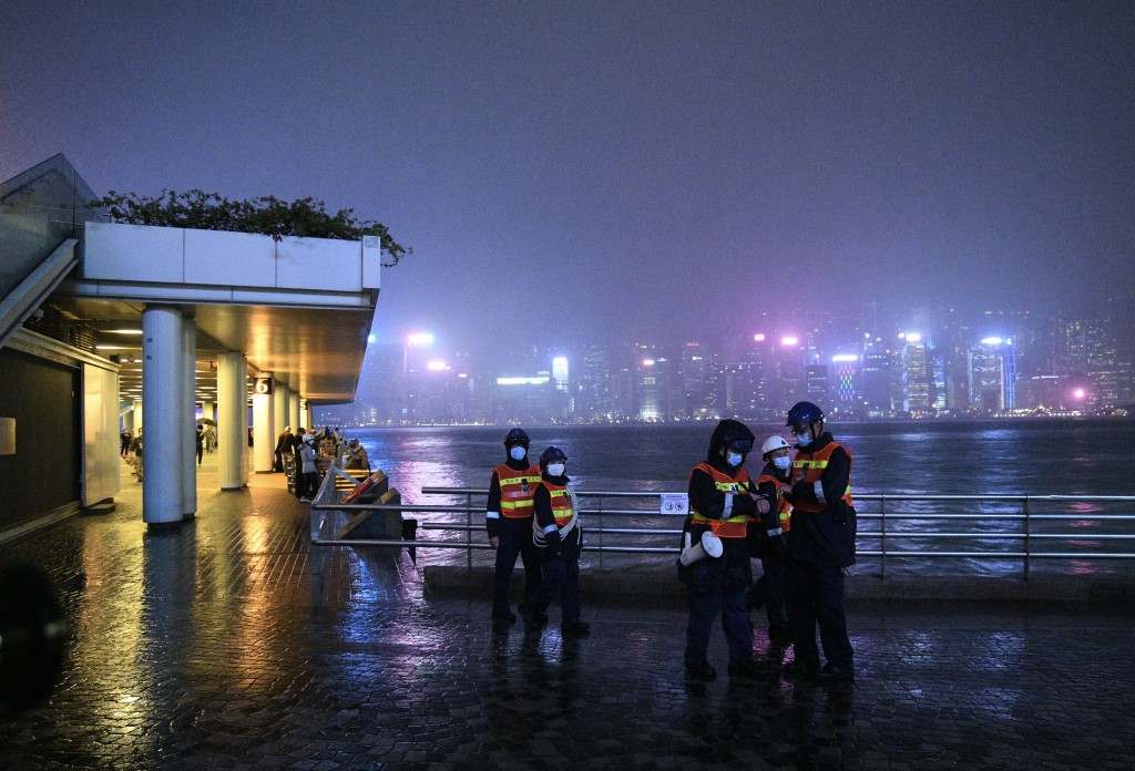 尖沙嘴的风雨入夜后增强，民安队在海边巡逻。