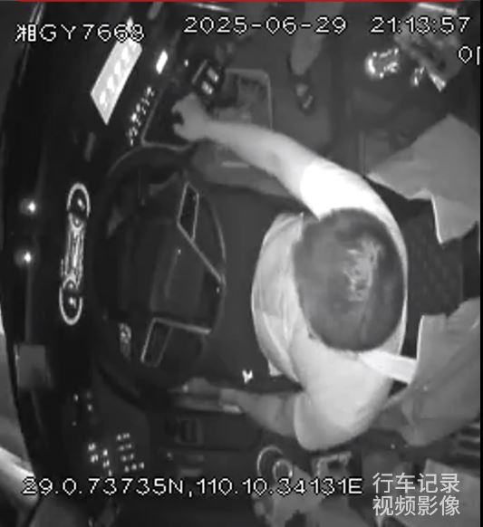 蕭波駕駛途中突然病發，在昏迷前拼死拉上手掣，保護全車旅客。抖音＠新湖南