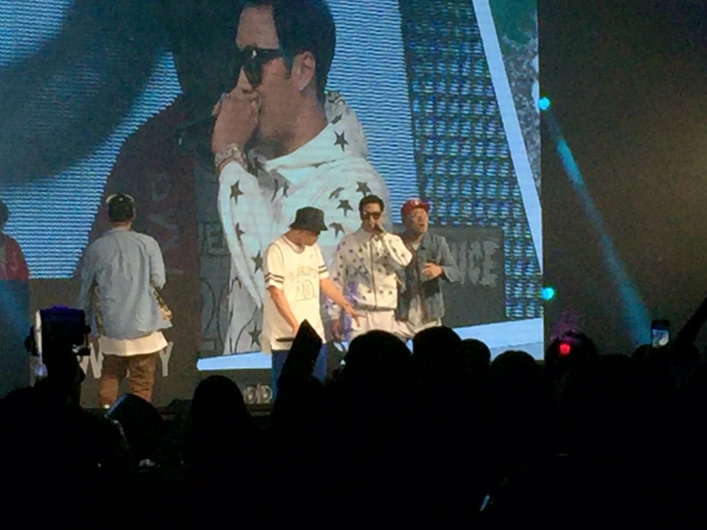一身Hip Hop裝束的蘇志燮大唱多首歌曲。