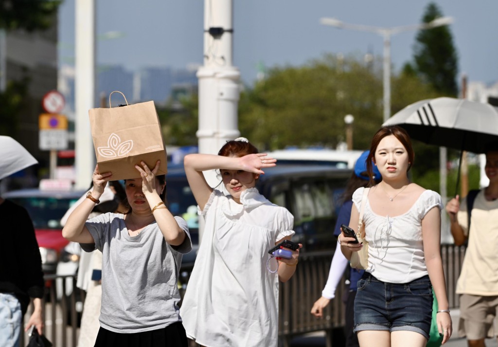 強颱風白海豚的外圍下沉氣流正逐漸影響中國東南沿岸,該區天氣普遍晴朗,而高溫觸發的驟雨亦影響廣東內陸。資料圖片 強颱風白海豚的外圍下沉氣流正逐漸影響中國東南沿岸,該區天氣普遍晴朗,而高溫觸發的驟雨亦影響廣東內陸。資料圖片