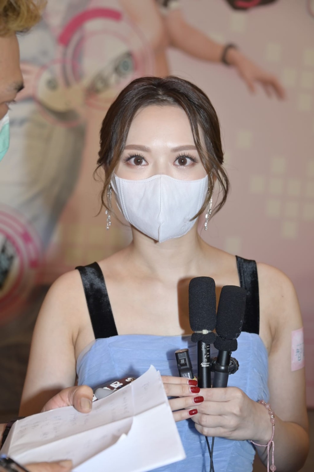盈盈笑謂大家就像畢業一樣。