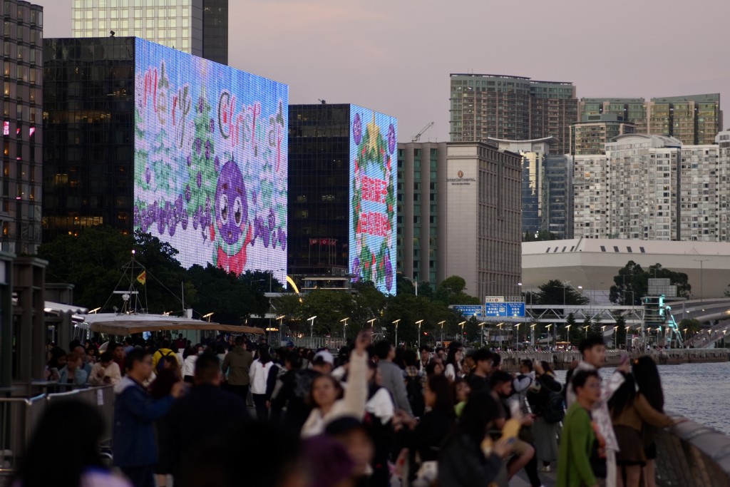 聖誕版「提子」動畫短片亦會登陸尖沙咀中心及帝國中心外的幕牆。徐裕民攝