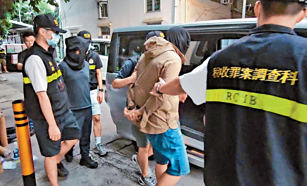 控烟「辣招」去年9月实施，截至去年底约8300人涉及私烟案件被捕。