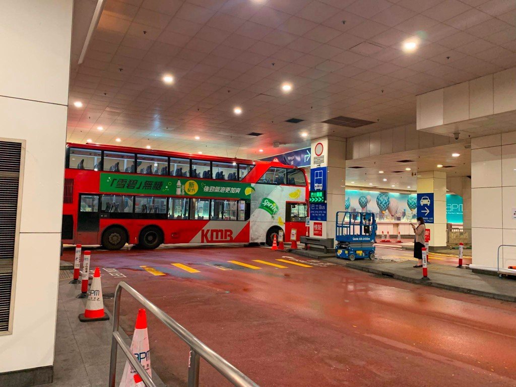 一輛74X路線九巴今日疑行錯路誤闖有高度限制的車路，並撞向觀塘apm的假天花。網上圖片