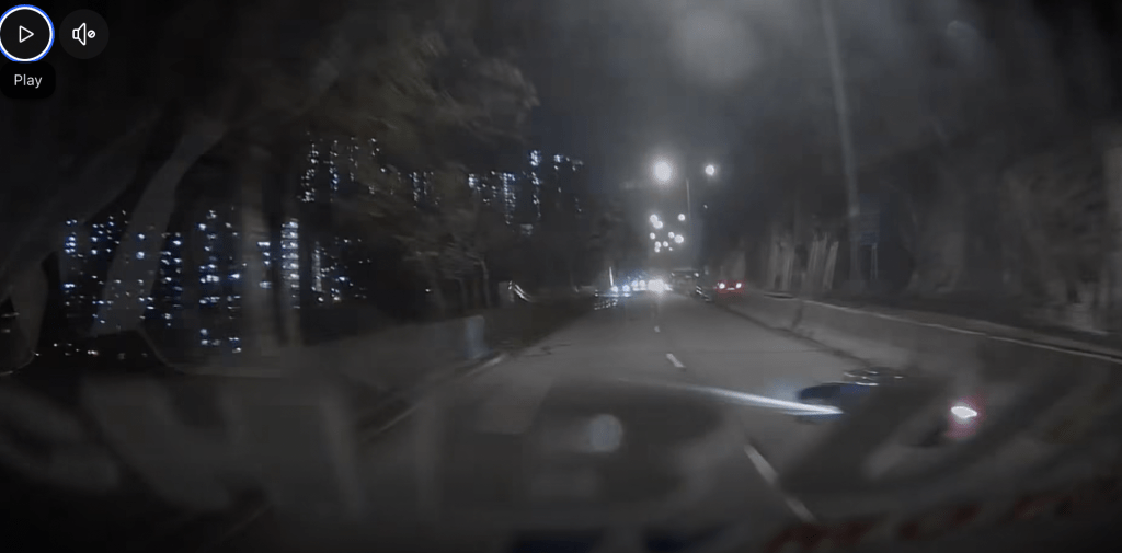 電單車則在失控後持續打轉滑行數十米，最終才停下。