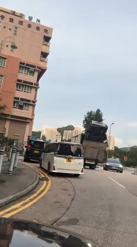 密斗貨車的車尾位置,有一輛銀色私家車「倒豎蔥」插在貨車及尾板之間。fb「車cam L(香港群組)」片段截圖 密斗貨車的車尾位置,有一輛銀色私家車「倒豎蔥」插在貨車及尾板之間。fb「車cam L(香港群組)」片段截圖