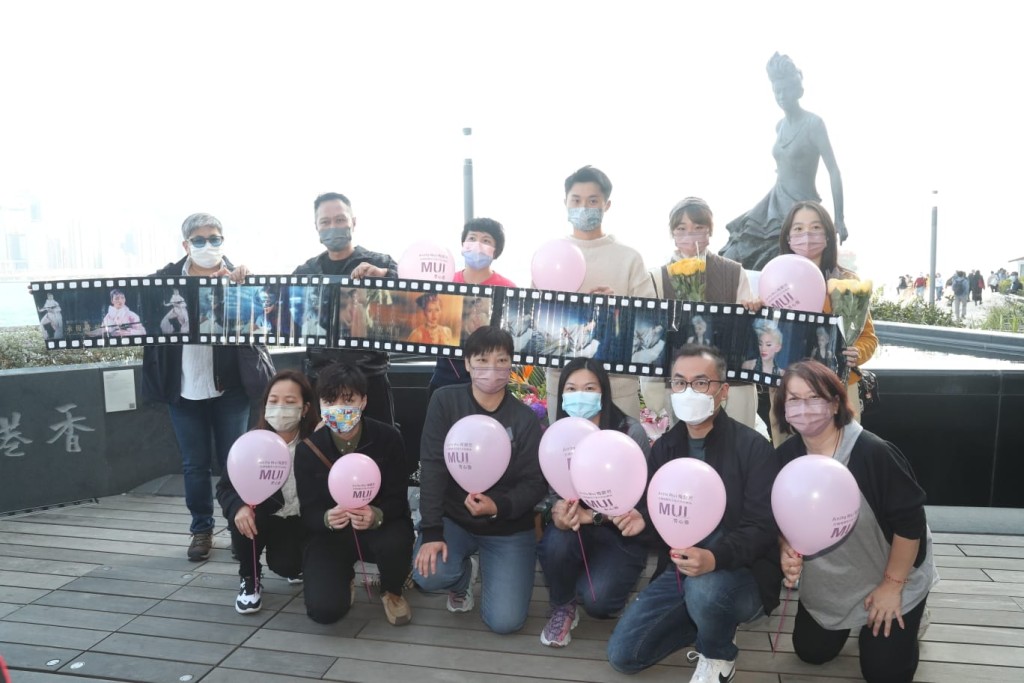 一班歌迷清唱《歌之女》献给梅姐。