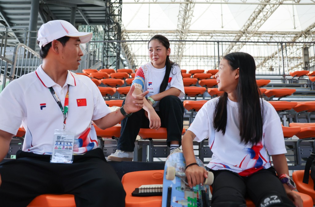 中国滑板选手张艳（中）、郑好好（右）和教练王重天（左）。（新华社）