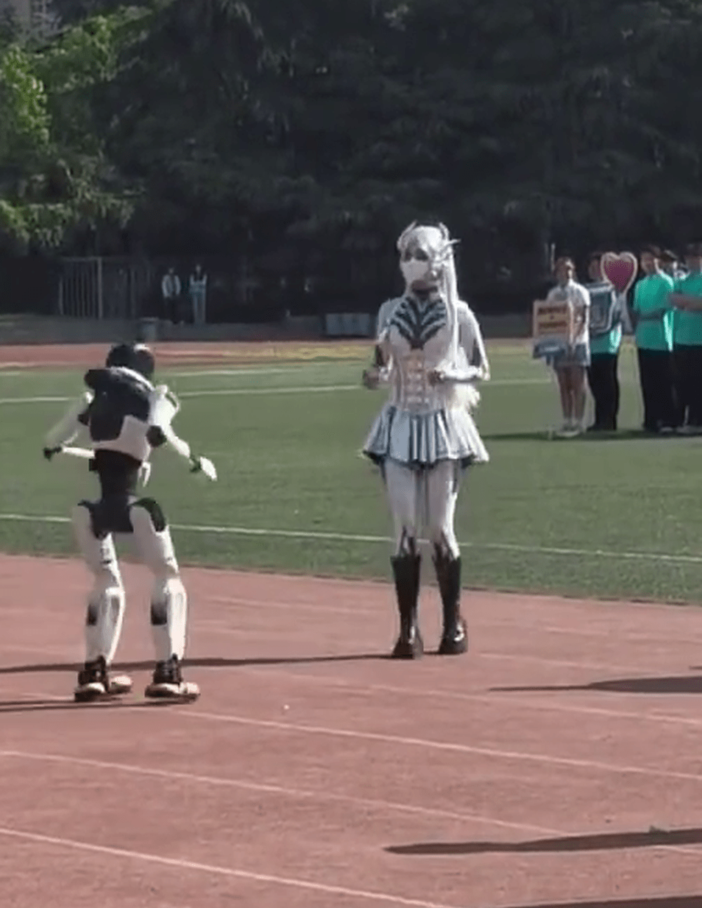 機械人突然轉身。