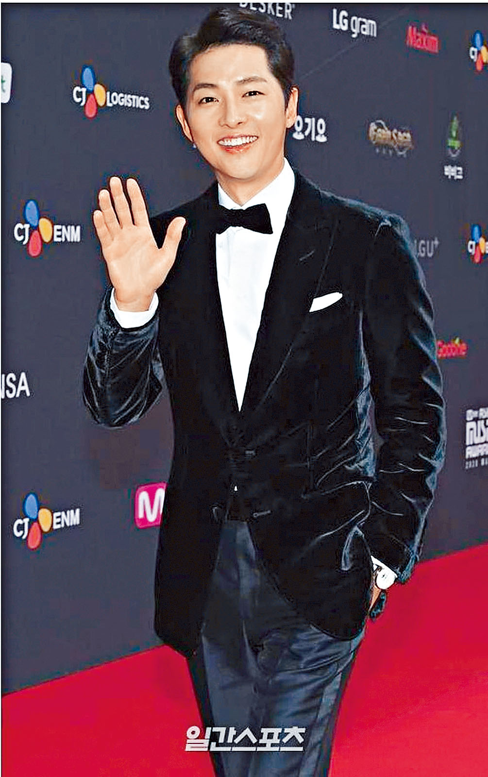 宋仲基再为MAMA音乐颁奖礼任主持，昨日风骚现身红地毡。