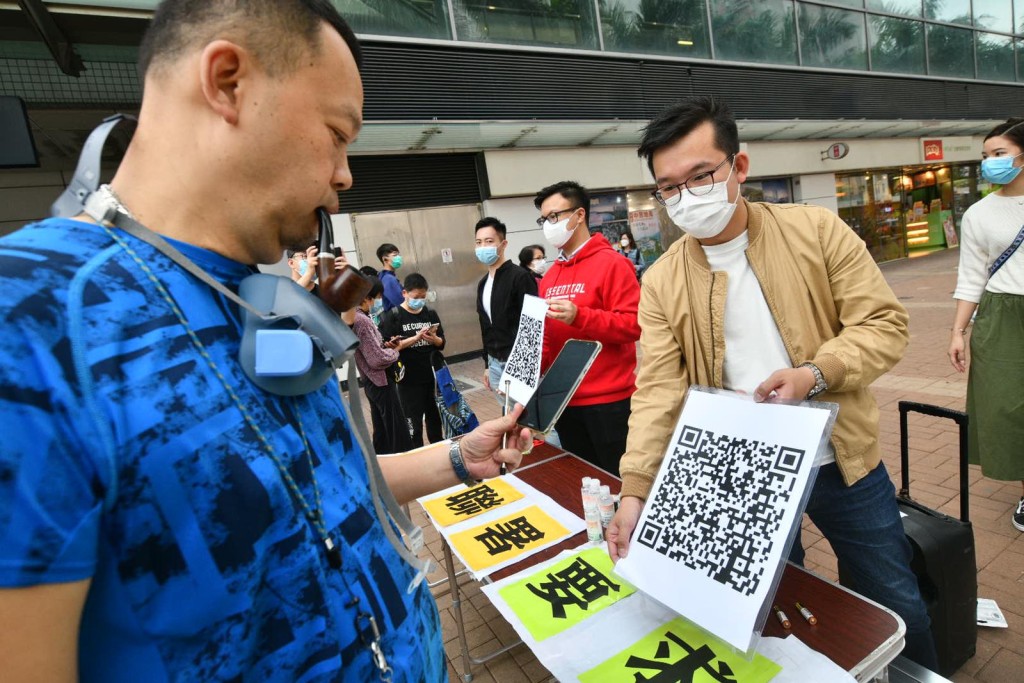 街站多次出現多於4人聚集。
