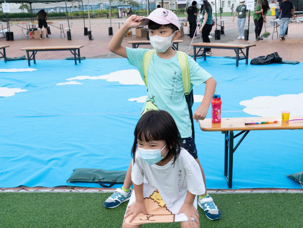 大會早前在中環海濱活動空間舉行「表達藝術社區樂@中環夏誌 2022」的前奏活動，大人小孩同樂於其中。(香港表達藝術治療服務中心FB圖片)