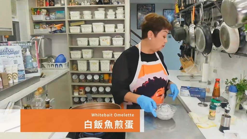 肥媽在廚房中展示廚藝。 肥媽在廚房中展示廚藝。