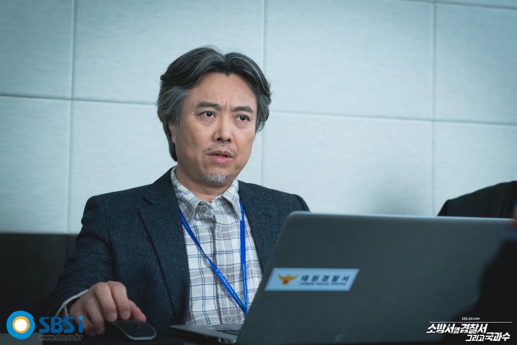 徐铉哲饰演太元警察署刑事组组长白参。